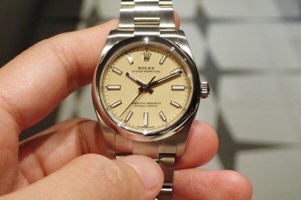 新作のベージュダイヤルが入荷！Ref.124200