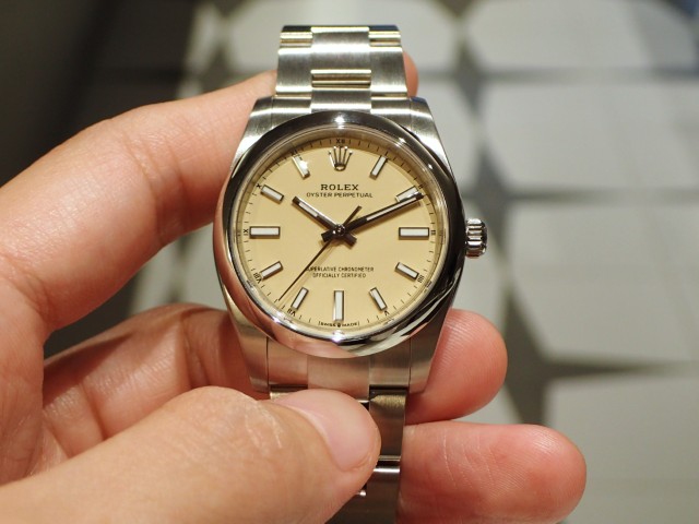 新作のベージュダイヤルが入荷！Ref.124200