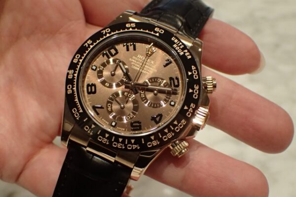 金無垢なのにシックで渋めなデイトナ