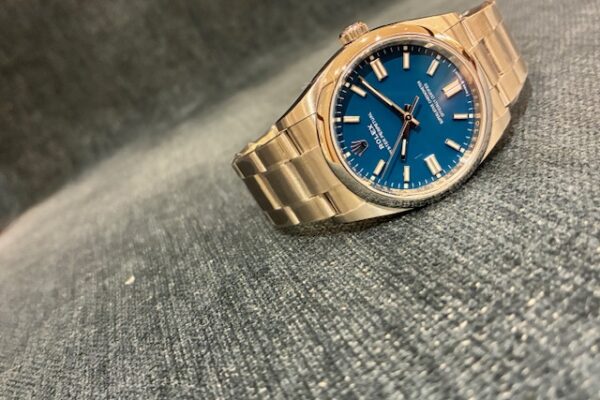 日常を彩る「メッドブルー」Ref.126000 大阪 心斎橋