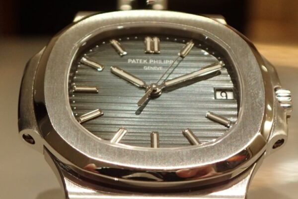 究極の上り時計とは　Ref.5711/1A-010　大阪　心斎橋